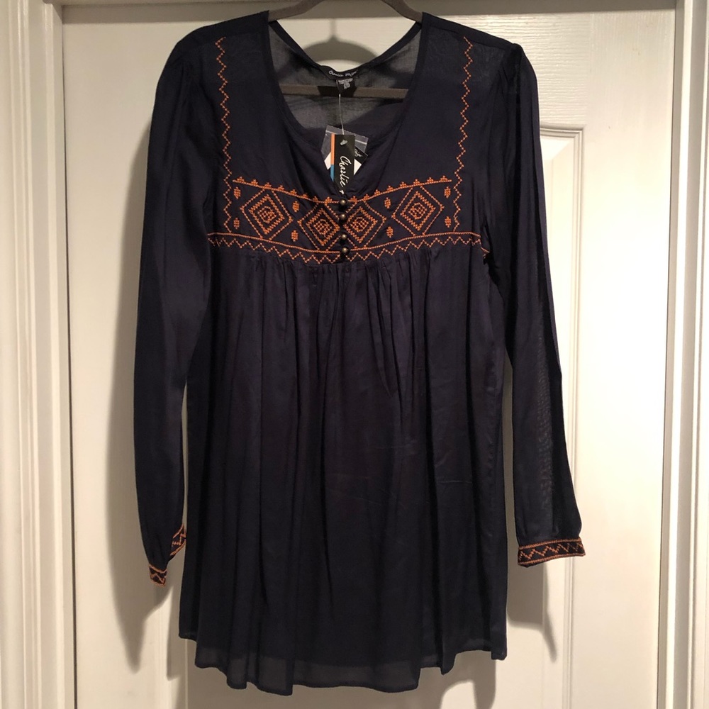 NWT Charlie Paige babydoll style embroidered top!